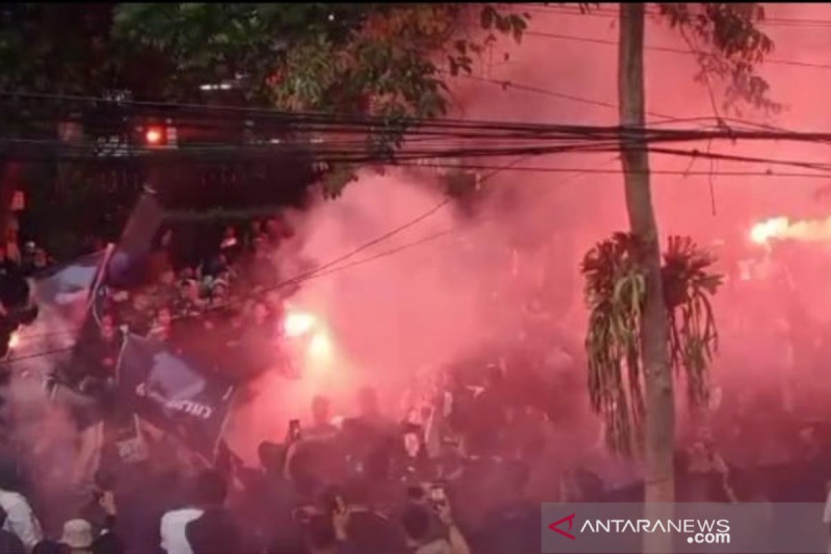 Ratusan Bobotoh bakar ban dan nyalakan suar di Graha Persib