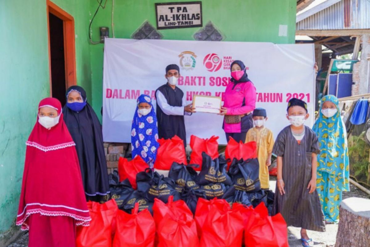 Bhayangkari Sulbar salurkan pekat bantuan sosial ke masyarakat pesisir