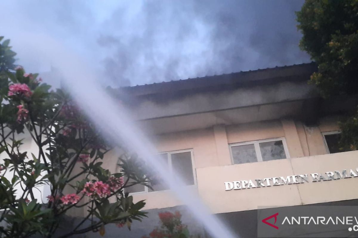 Gedung Farmasi RSAL Mintohardjo terbakar