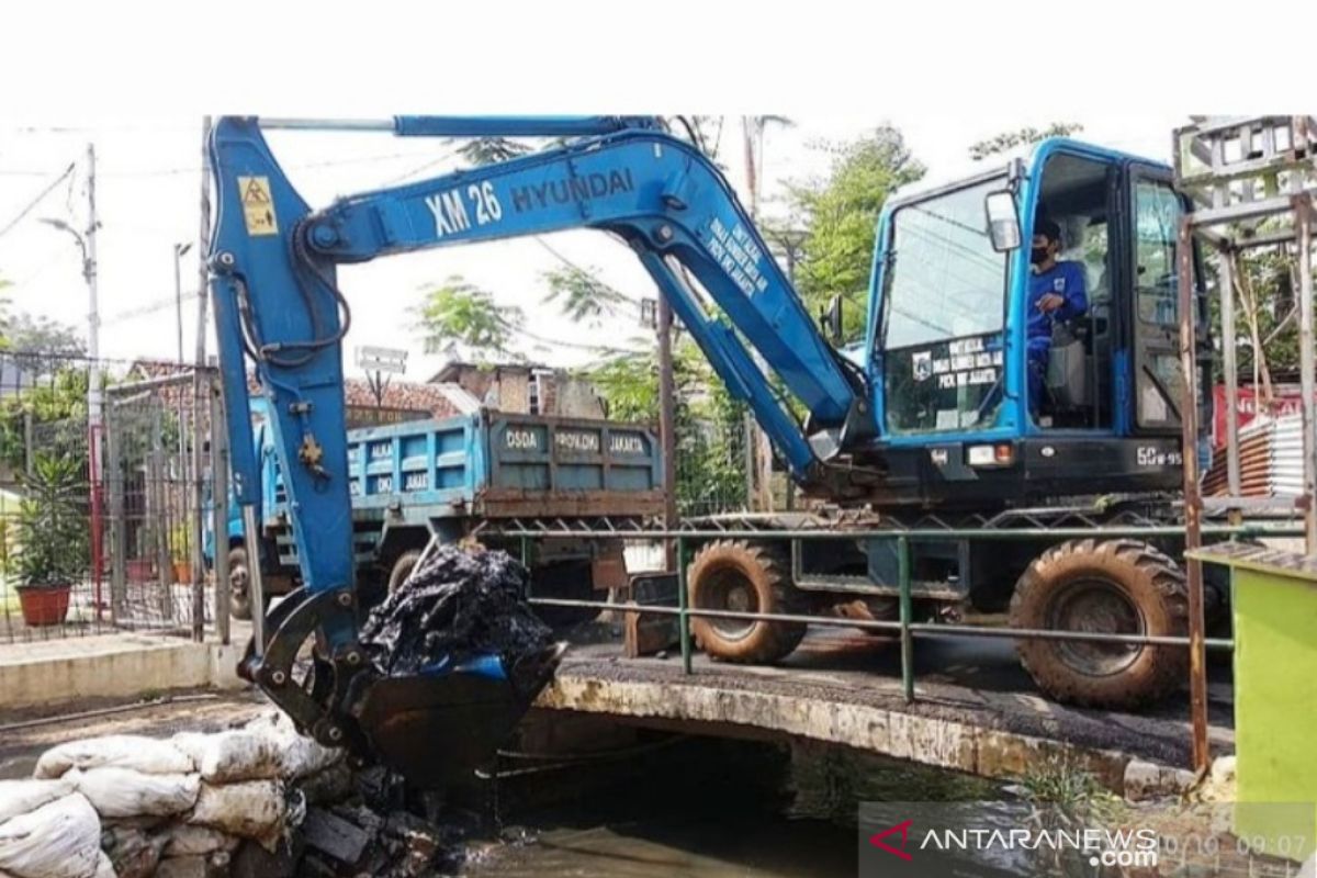 Personel gabungan lakukan "gerebek lumpur" di Kali Grogol