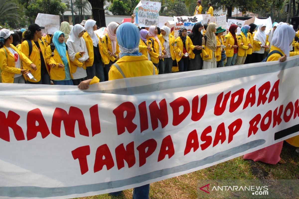 Jaga kualitas udara dari asap rokok di dalam rumah