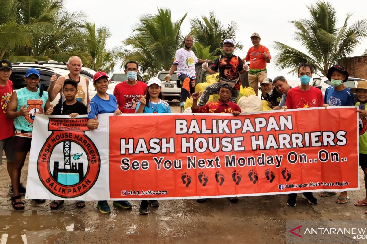 Hasher BH3 bersih-bersih pantai sepanjang Monpera Klandasan