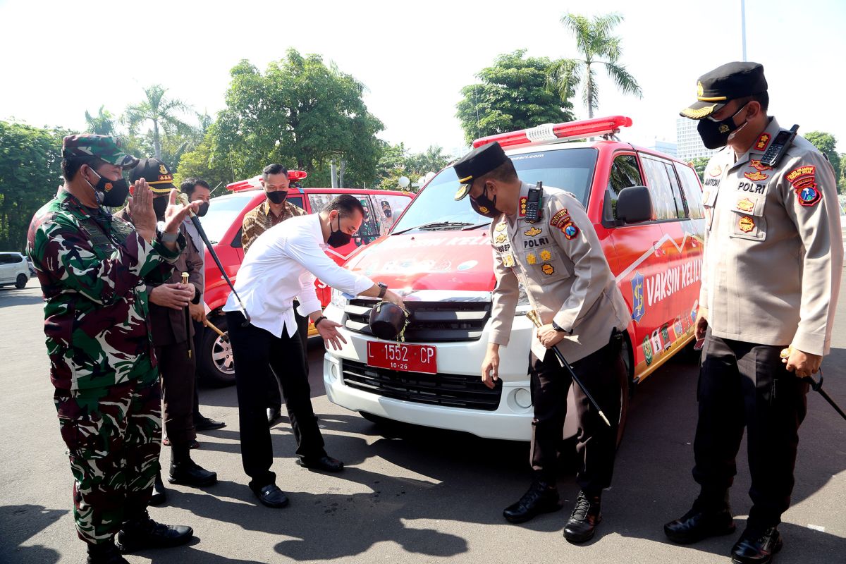 Pemkot Surabaya meluncurkan mobil vaksin keliling