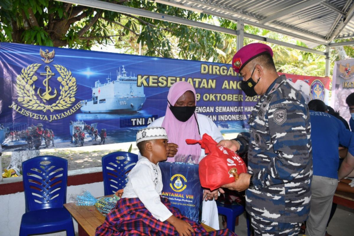 Lantamal VIII gelar khitanan gratis di Kampung Bahari Nusantara Desa Talise