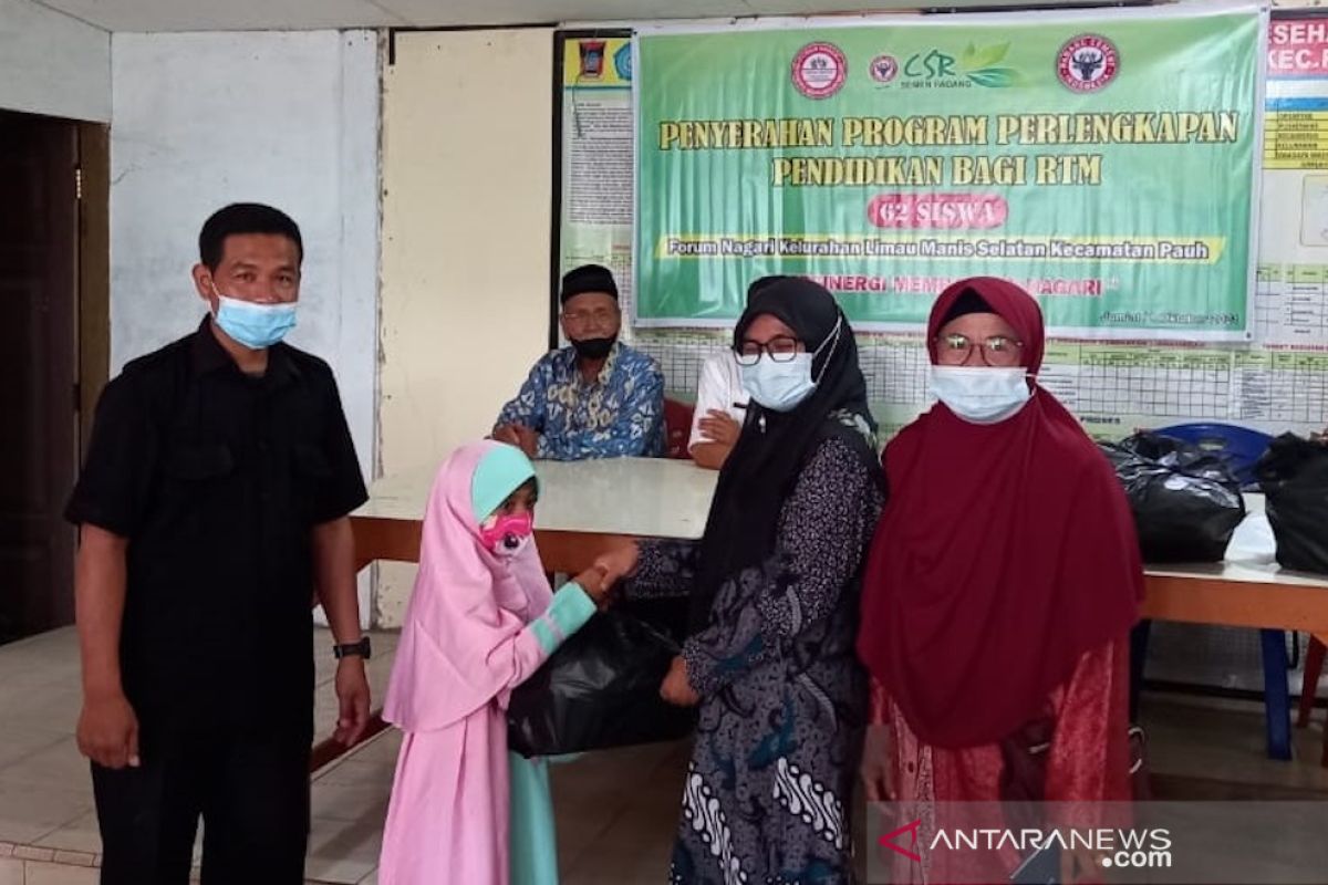 PT Semen Padang salurkan 62 paket bantuan pendidikan untuk pelajar RTM di Limau Manis Selatan