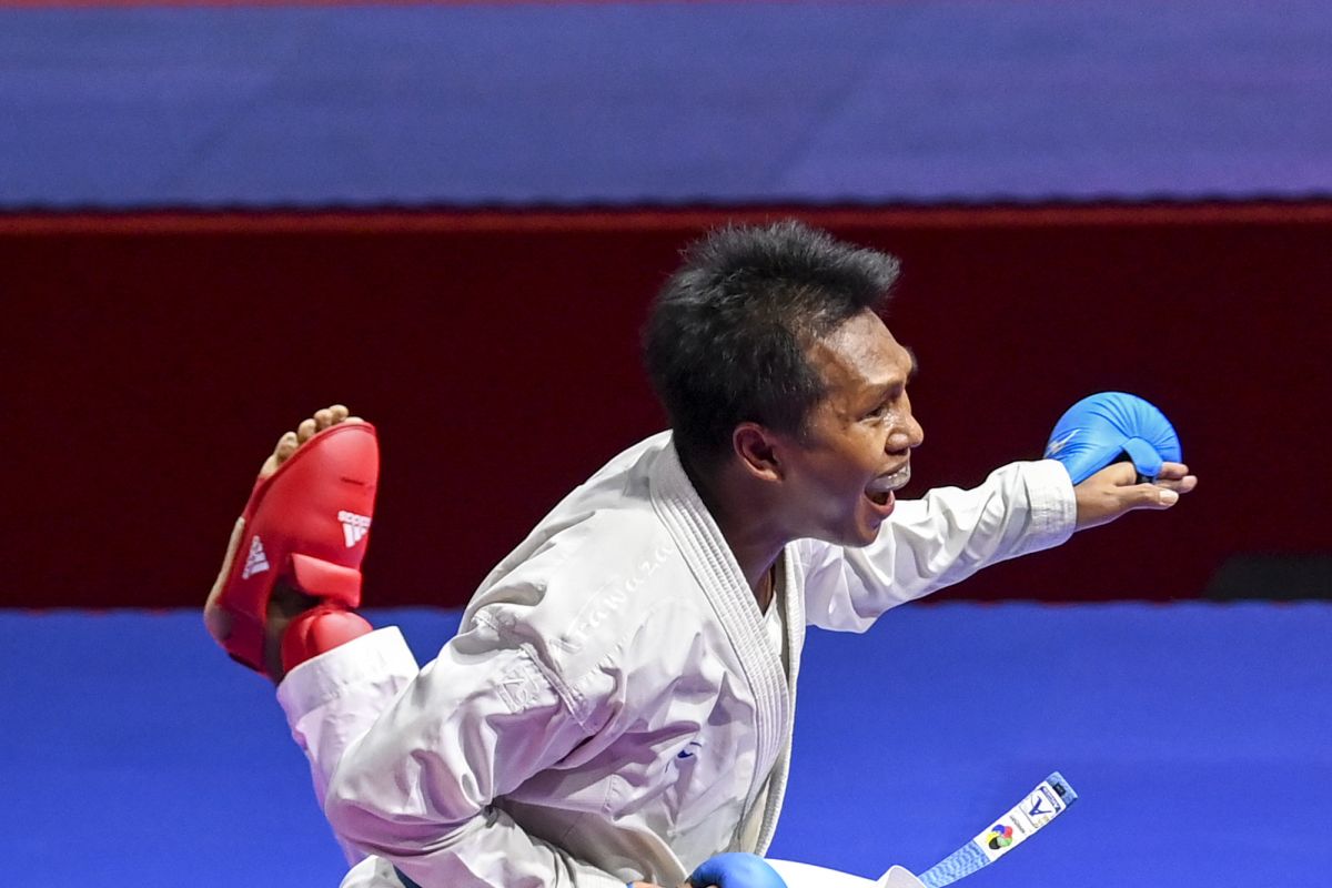 Karateka Papua Claudio Nenobesi juara baru PON XX dari Indonesia Timur