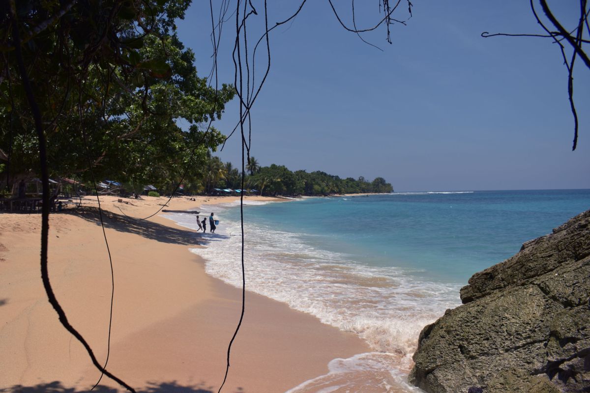 Merenungkan keagungan Indonesia di pantai tertimur di Base G Papua