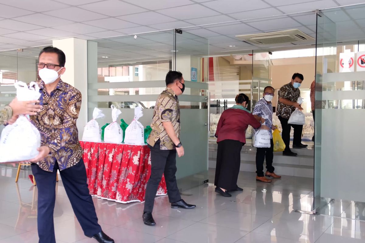 KBRI Brunei bagikan sembako kepada pekerja migran Indonesia
