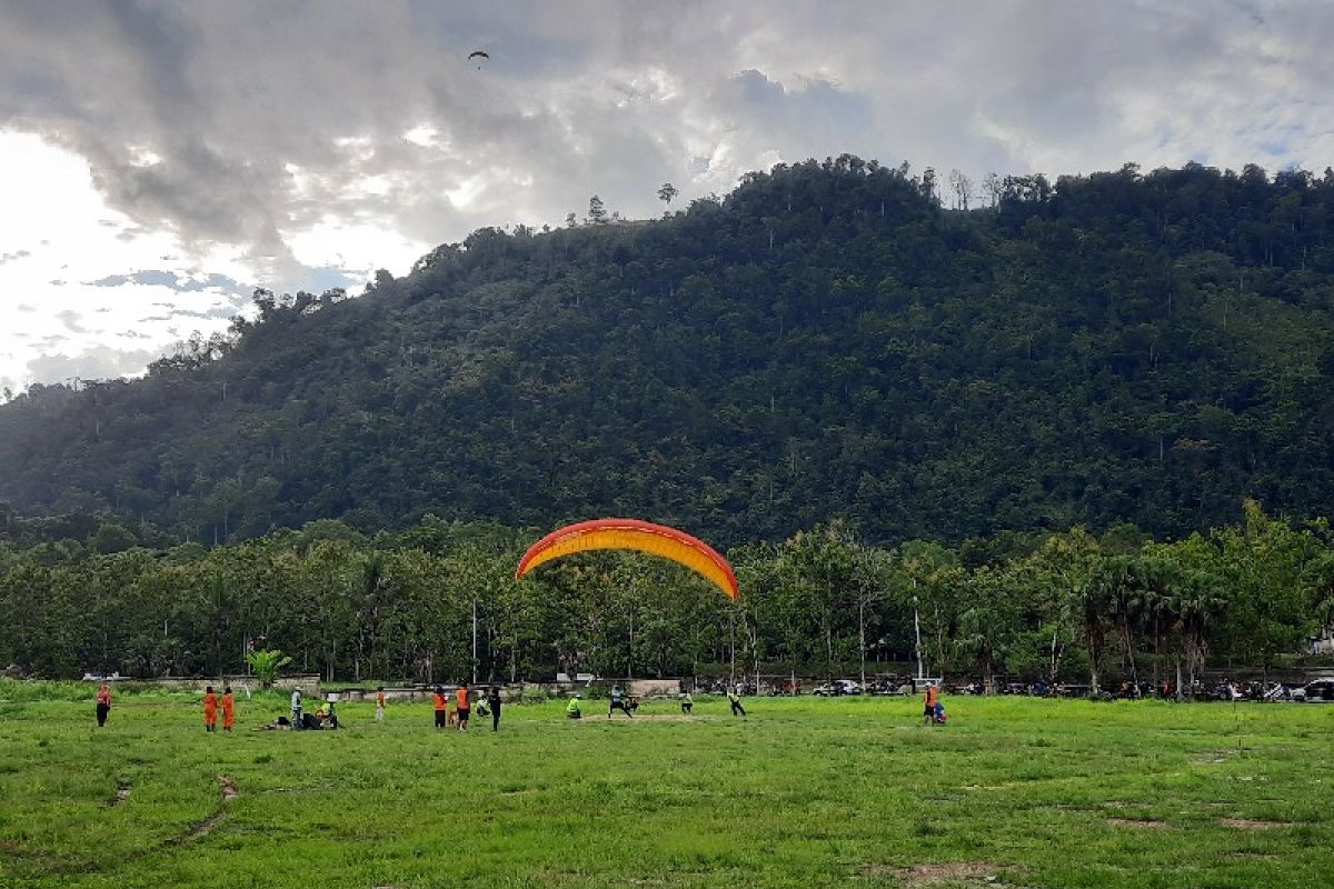 PON XX Papua - Final lintas alam paralayang masih terkendala cuaca