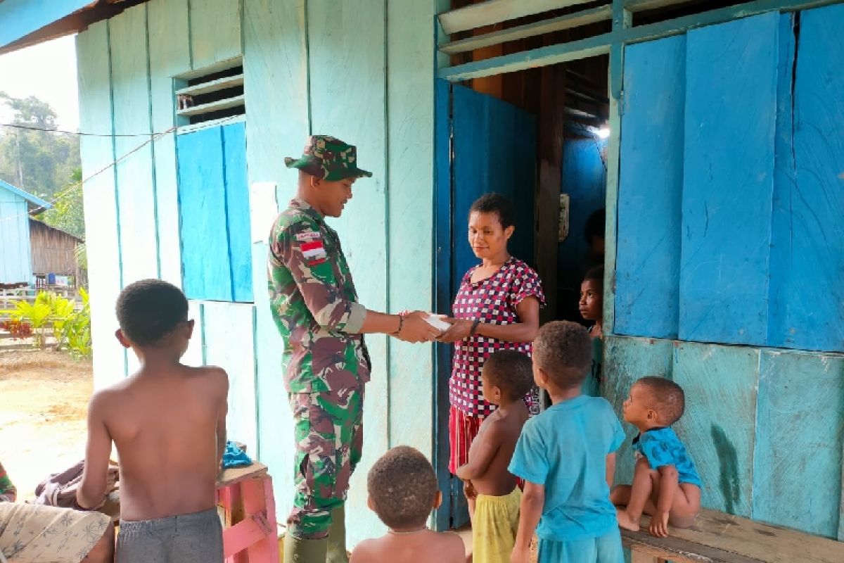 Satgas TNI Yonif 403 bagikan sembako ke rumah warga perbatasan RI-PNG