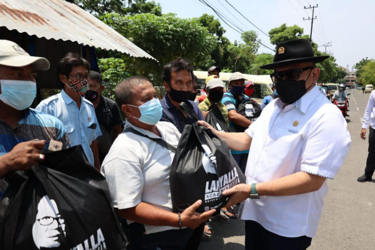 Ketua DPD RI, LaNyalla bagi sembako di sejumlah lokasi di Surabaya