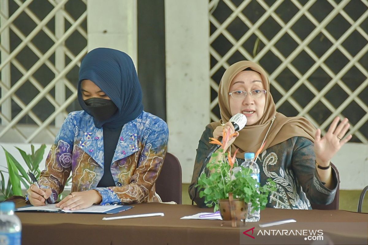 Anggota DPRD Kalsel Hj Dewi terima keluhan guru PAUD