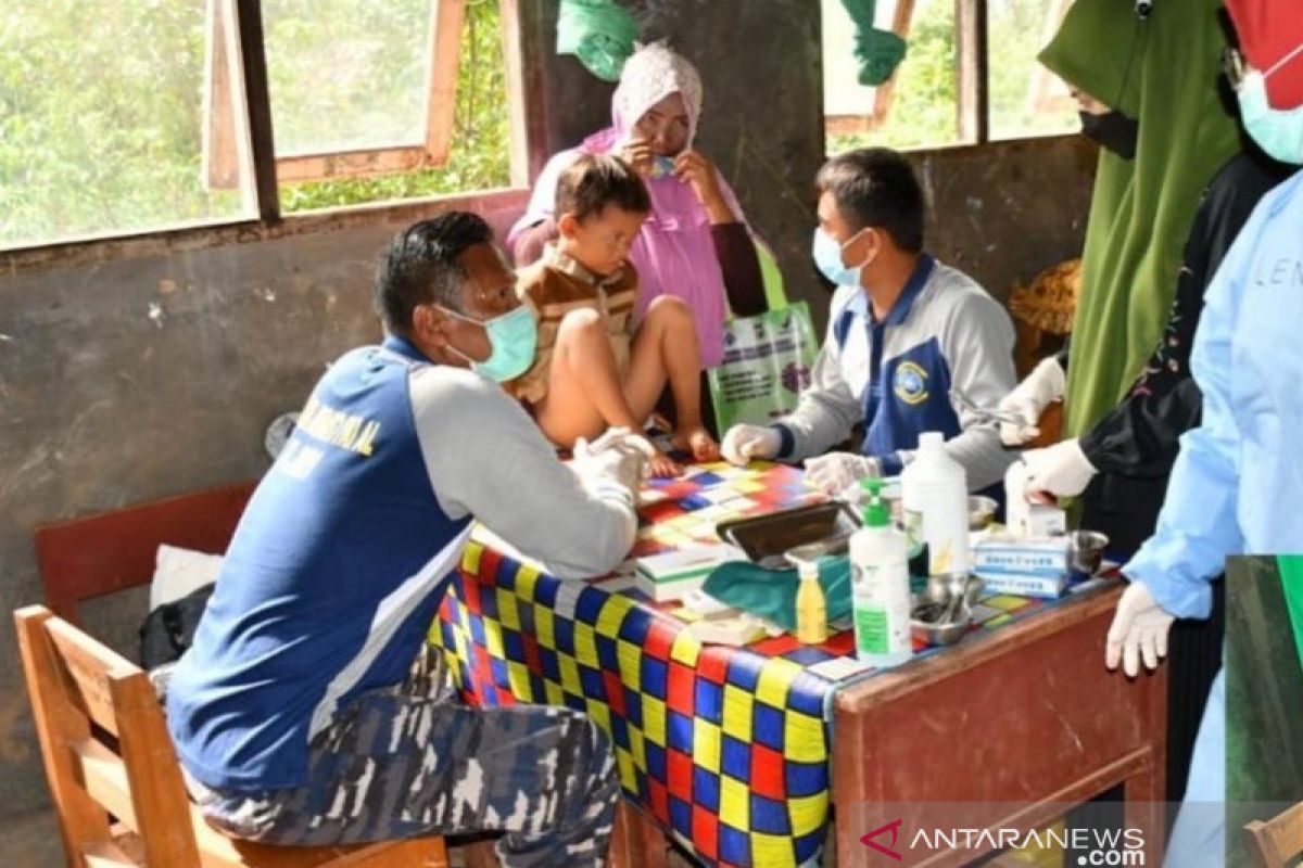 TNI AL gelar khitanan massal untuk warga di desa pesisir Kalsel