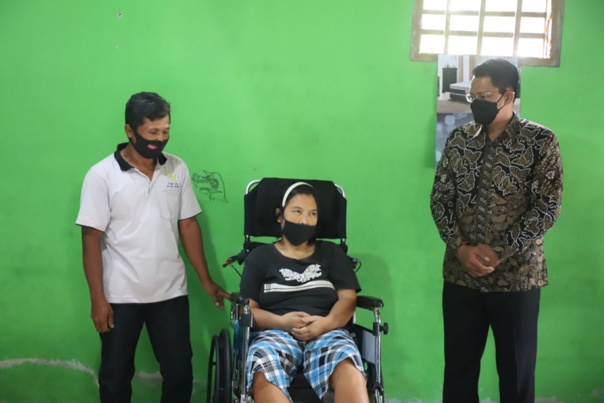 Dinsos Sleman menyerahkan bantuan kursi roda untuk warga penderita stroke
