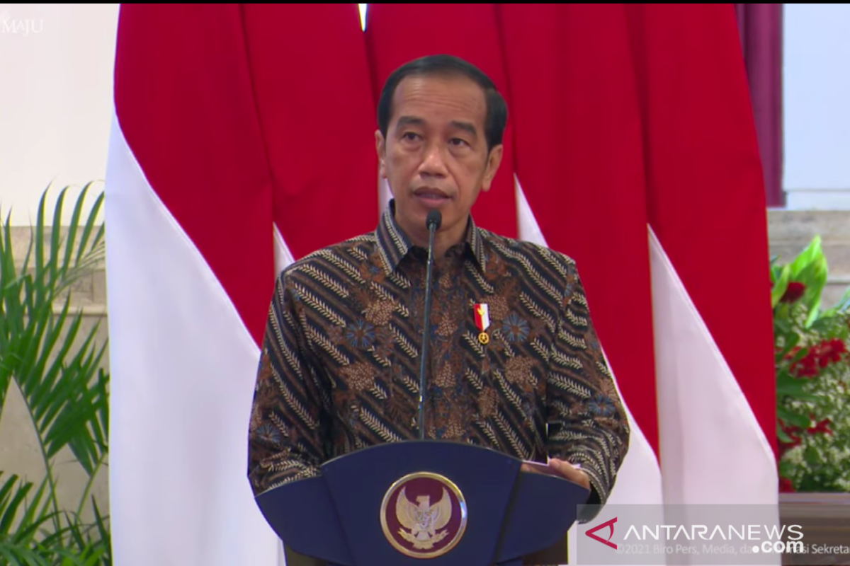 Presiden Jokowi menyoroti banyak warga terjerat bunga tinggi pinjaman online