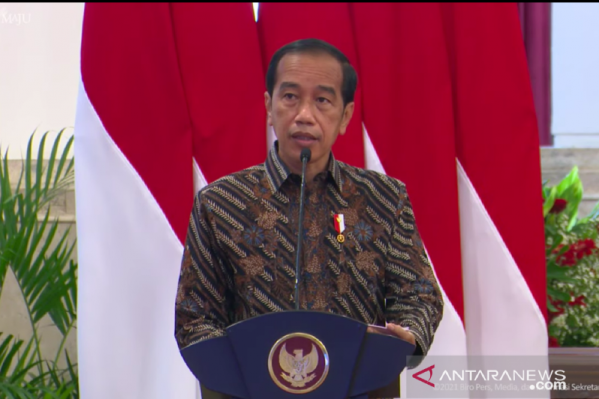 Jokowi asks related industry to do financial literacy across Indonesia