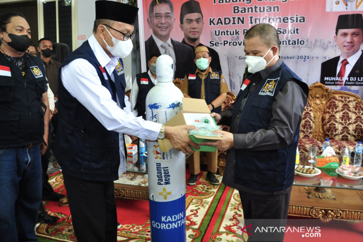 KADIN serahkan bantuan 200 tabung oksigen untuk RS di Gorontalo