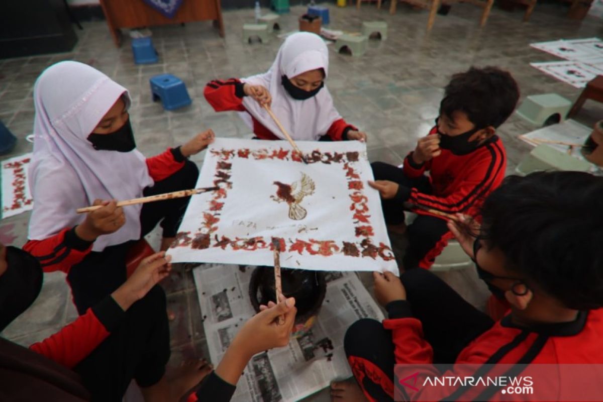 Berkolaborasi, Museum Batik-Disidk Pekalongan latih siswa SD membatik