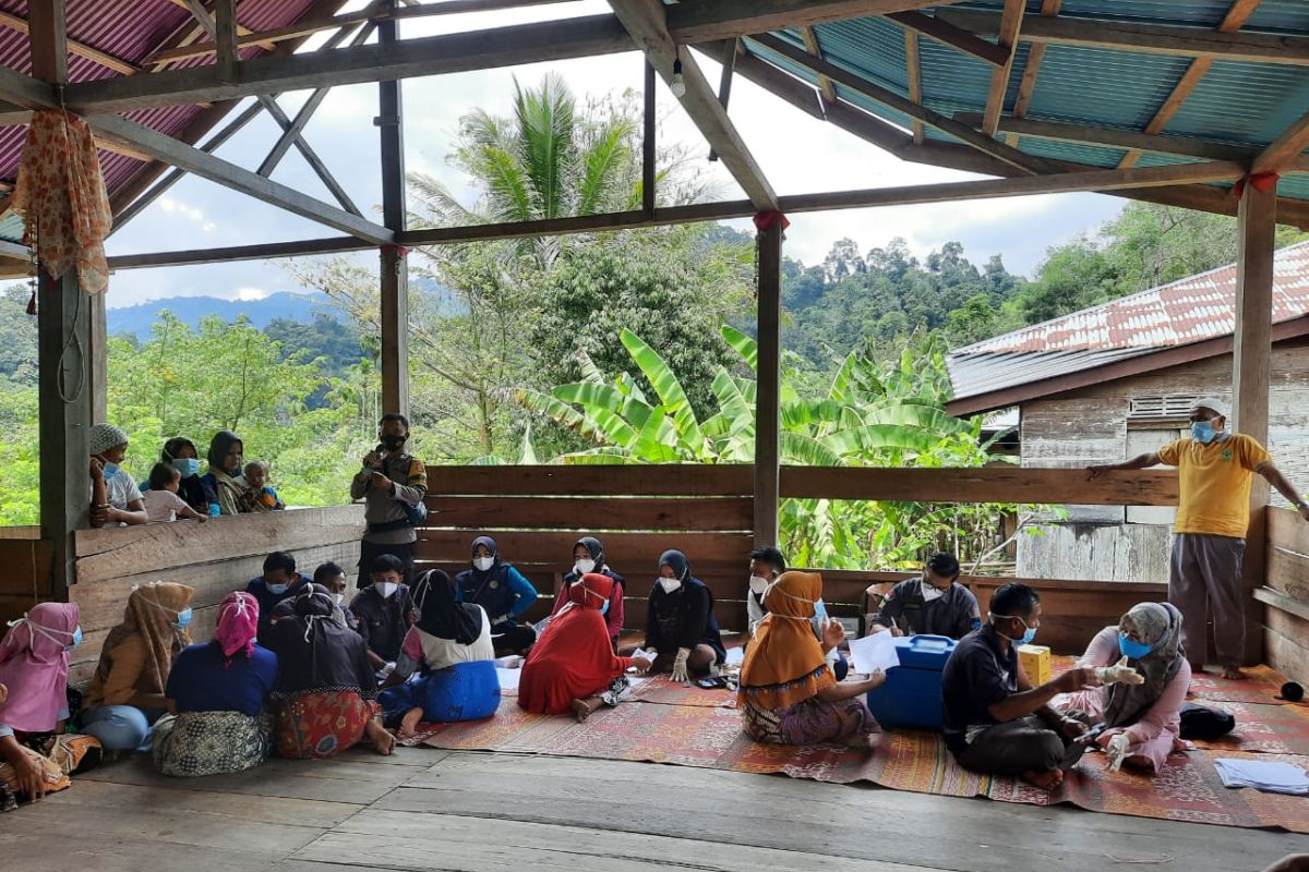 Polres Merangin gelar vaksinasi di desa terpencil berjalan ekstrem