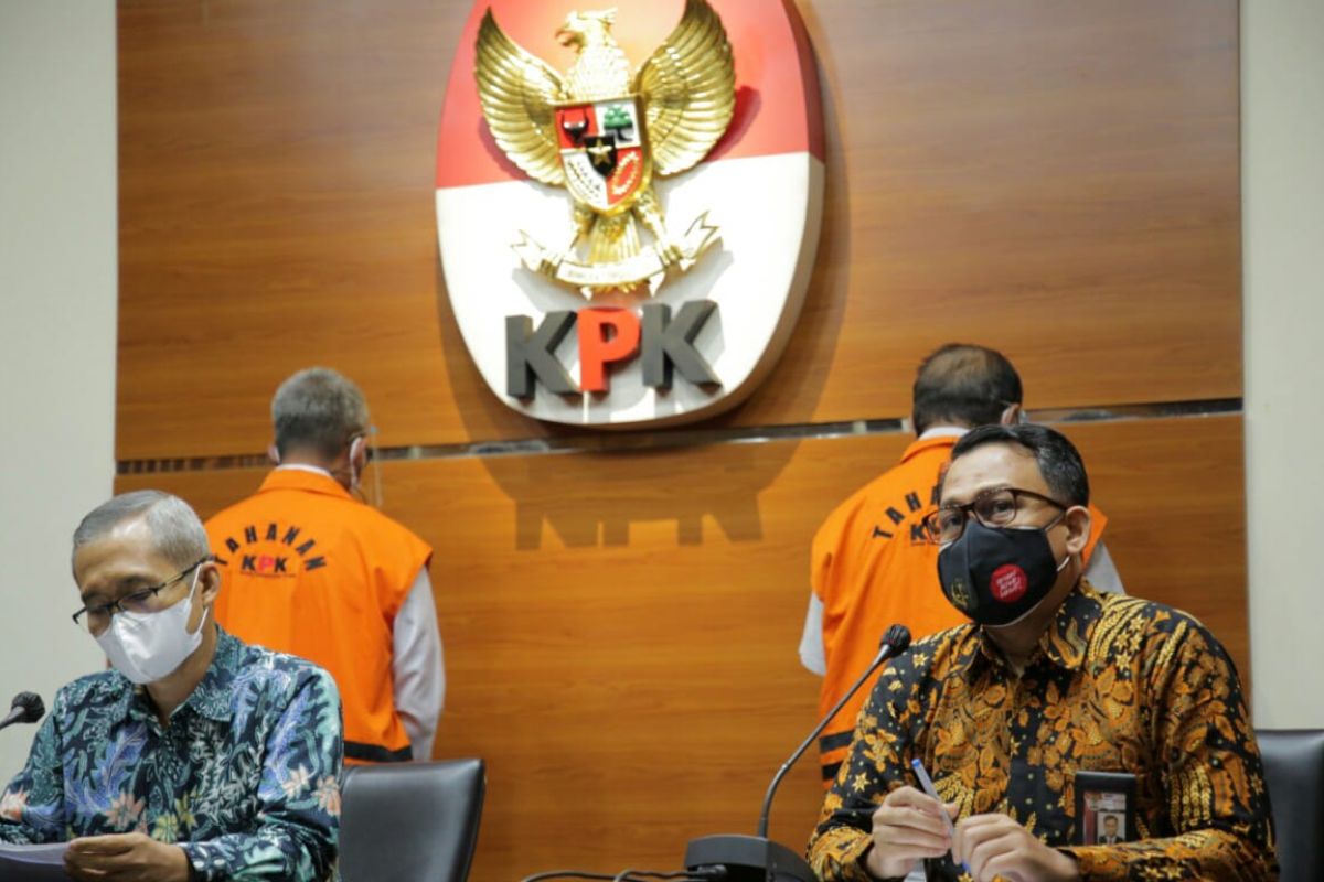 KPK perpanjang penahanan tersangka kasus korupsi barang cukai Bintan