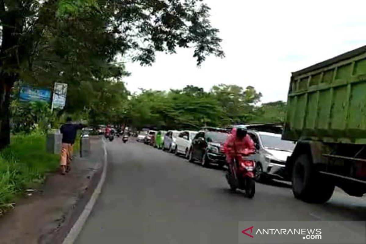 Evakuasi truk, jalur Danau Dendam Tak Sudah macet