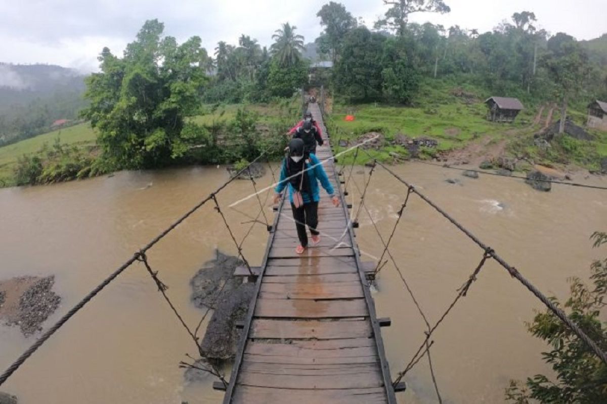 Akses jalan desa terisolir di Jambi