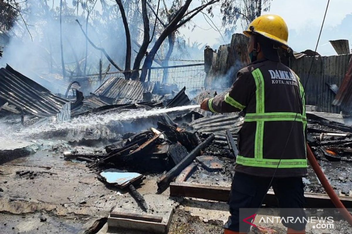 Delapan kios warga di Medan  hangus terbakar