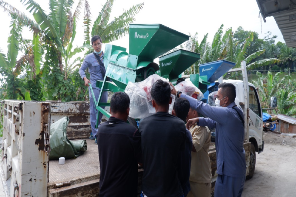 INALUM bantu mesin pemipil jagung untuk petani di Toba