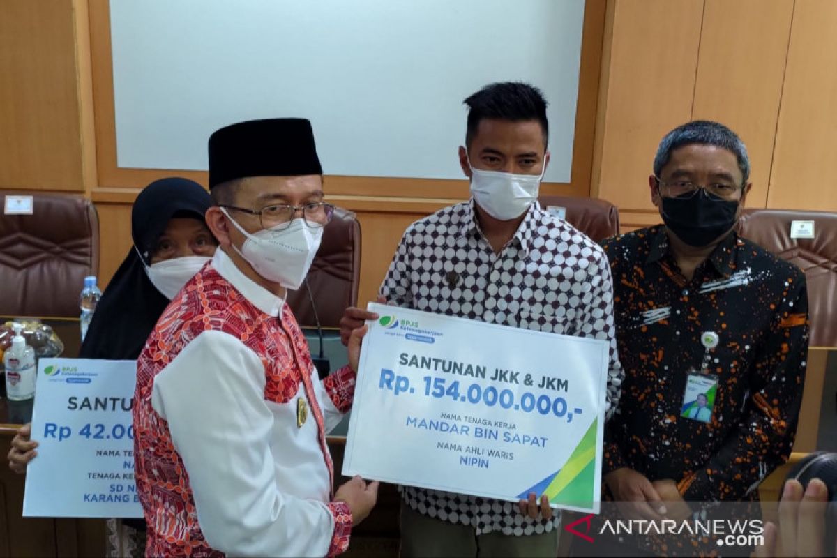 BPJAMSOSTEK Cikarang santuni penjaga sekolah dan petugas kebersihan