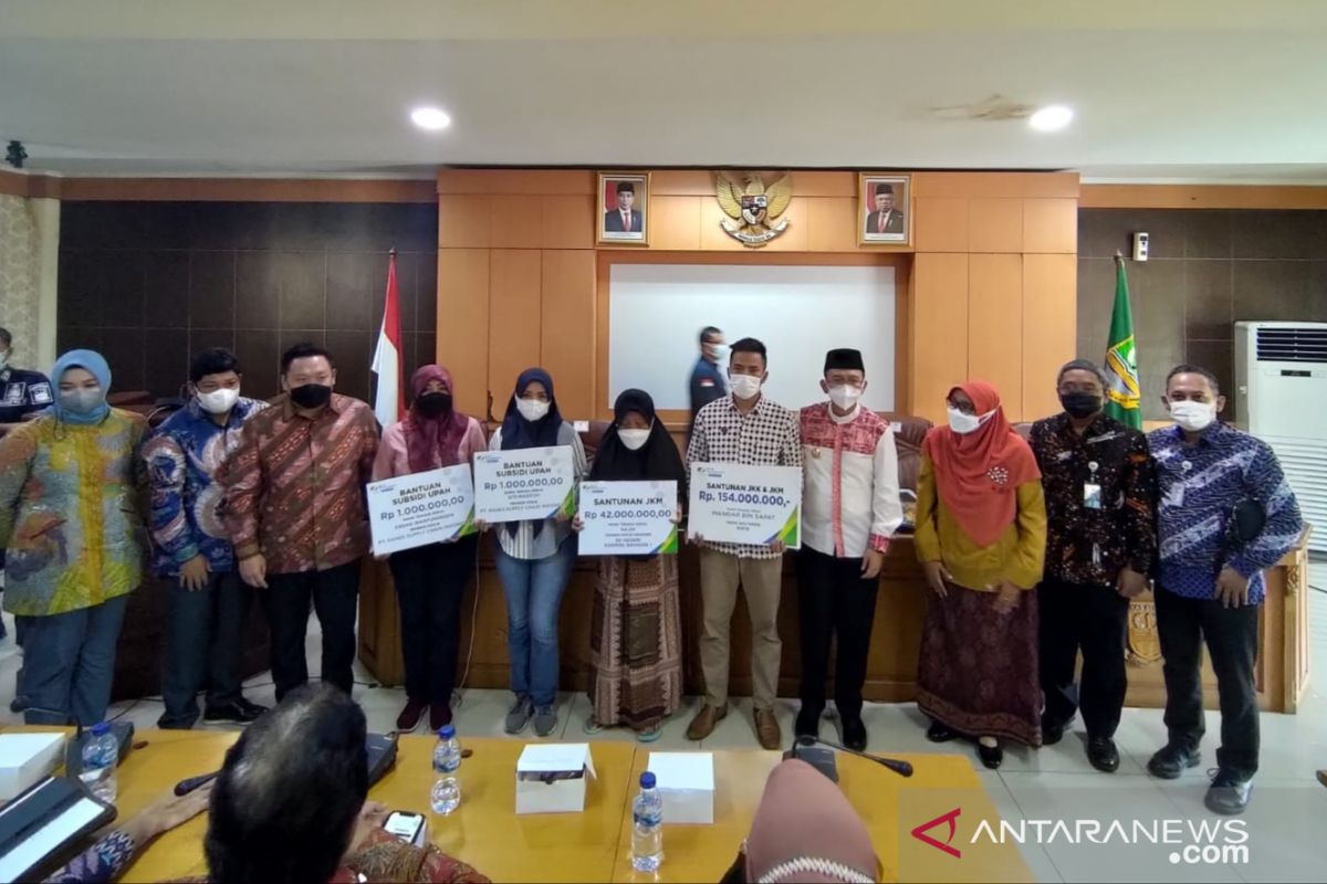 BPJAMSOSTEK Cikarang santuni ahli waris penjaga sekolah dan petugas kebersihan