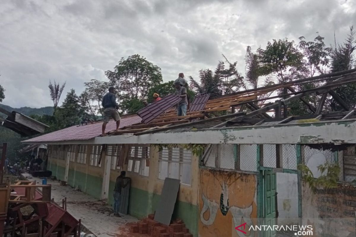 DPRD Padangsidimpuan desak Polisi tangkap pelaku pencurian atap SD Negeri 200218