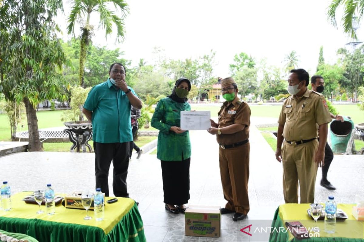 Pemkab Gorut serahkan bantuan korban banjir di Kabupaten Gorontalo