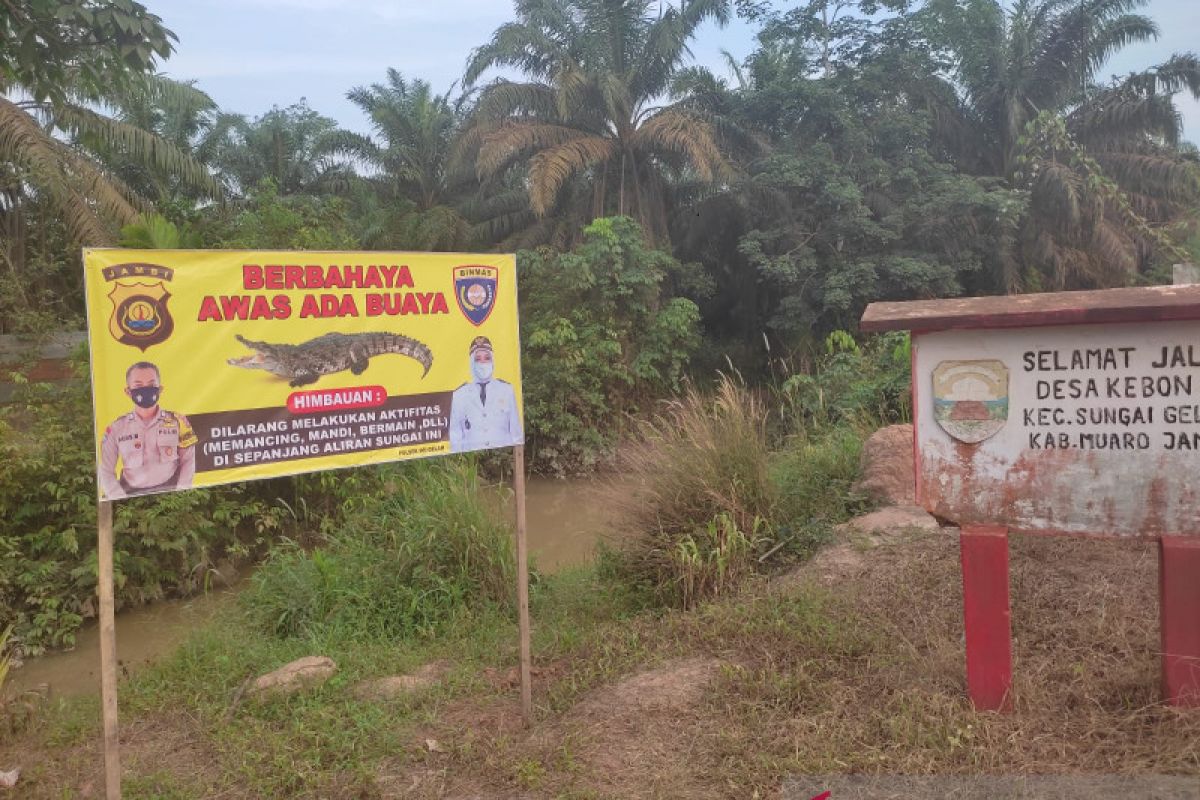 Polisi pasang papan peringatan bahaya buaya di Desa Talang Kerinci