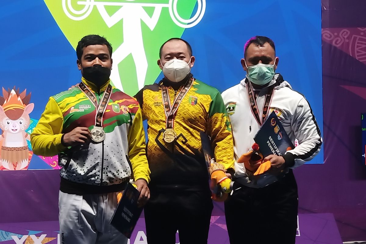 Lifter peraih emas Robi Sujianto memprotes wasit saat gagal dead lift