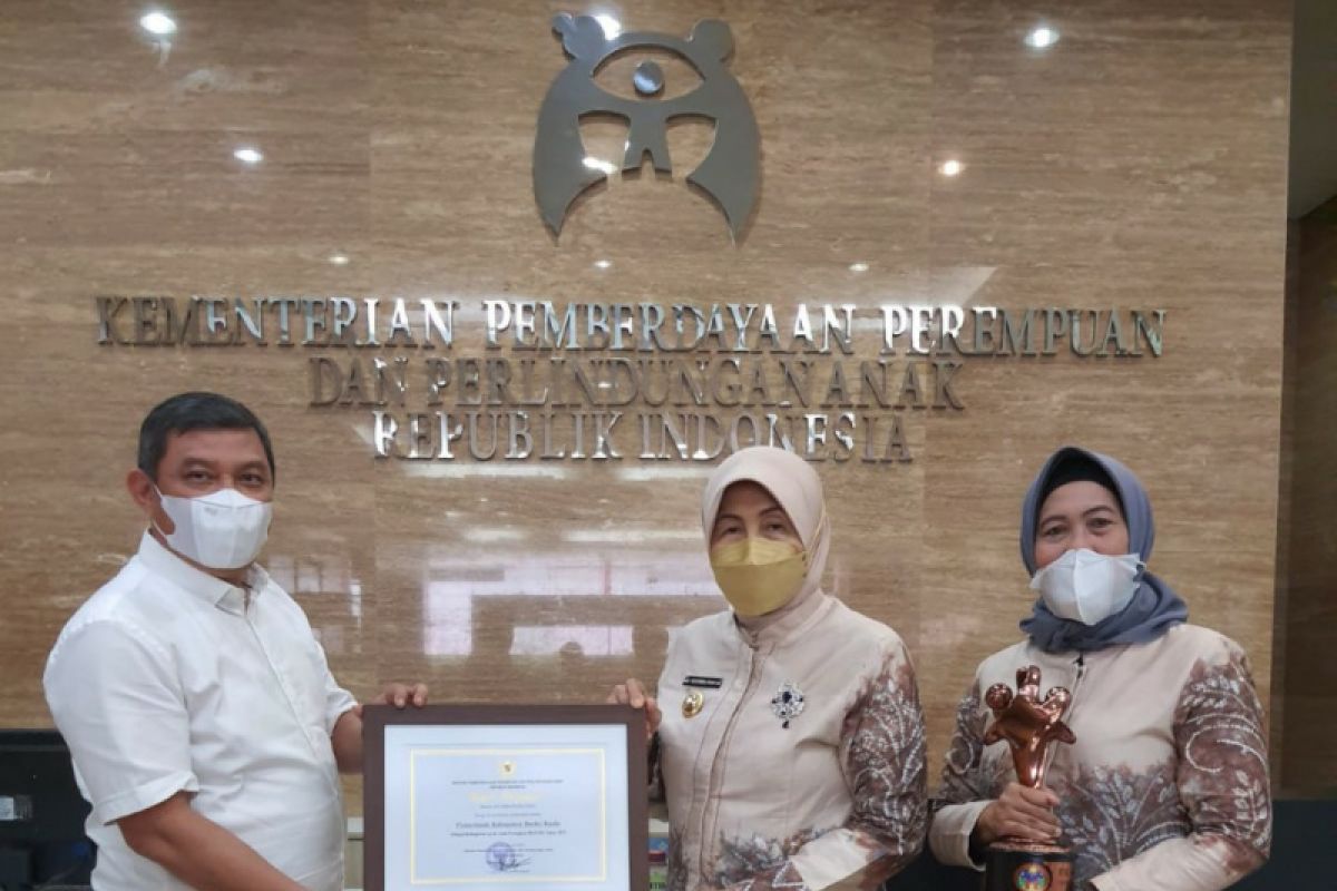 Batola Regent receives Child-Friendly District award