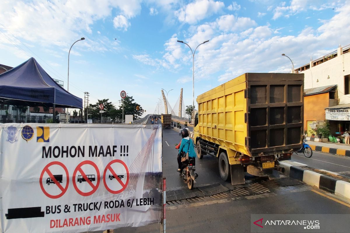 Polda Kalsel belum perbolehkan truk melintas di Jembatan Sei Alalak
