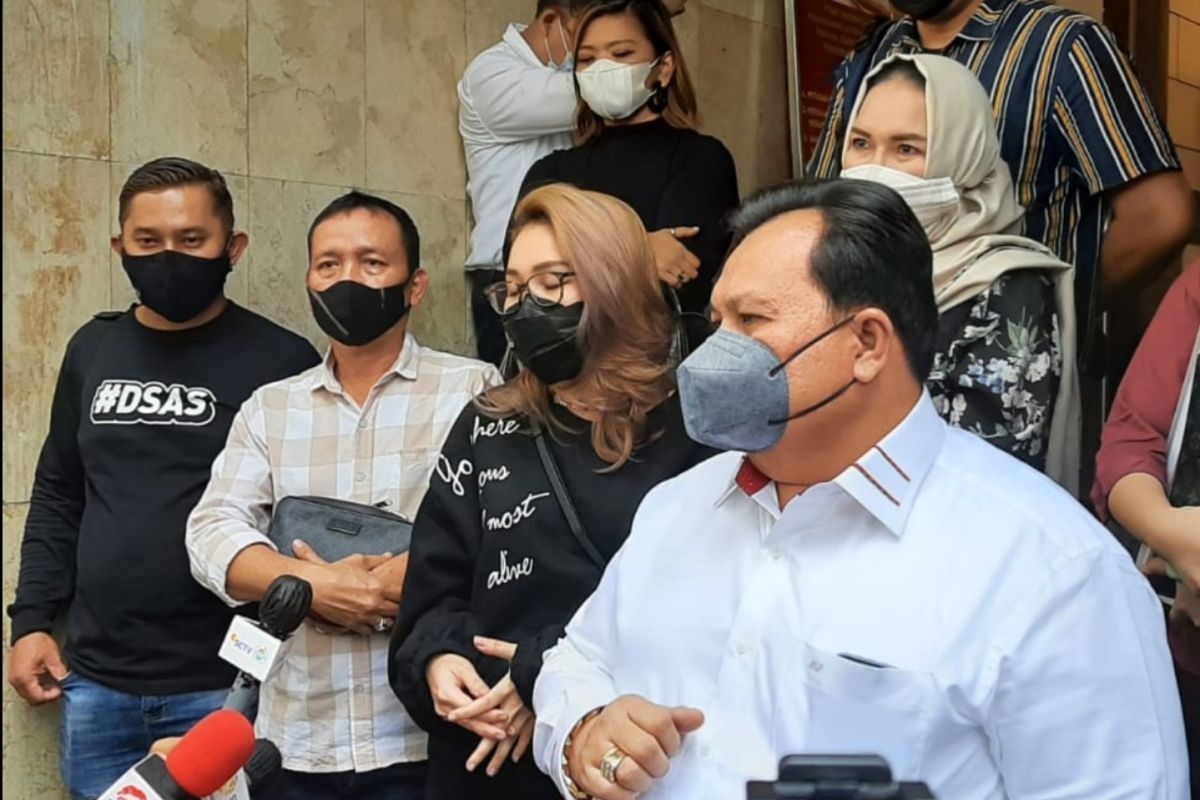 Polisi berikan 18 pertanyaan kepada orang tua penyanyi Ayu Ting Ting