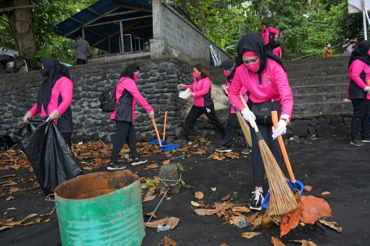 Bhayangkari Sulut bersih-bersih di Pantai Walet Bitung