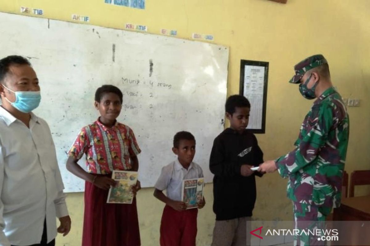 Satgas TNI Yonif 512 bagikan buku tulis kepada siswa SD di perbatasan RI-PNG
