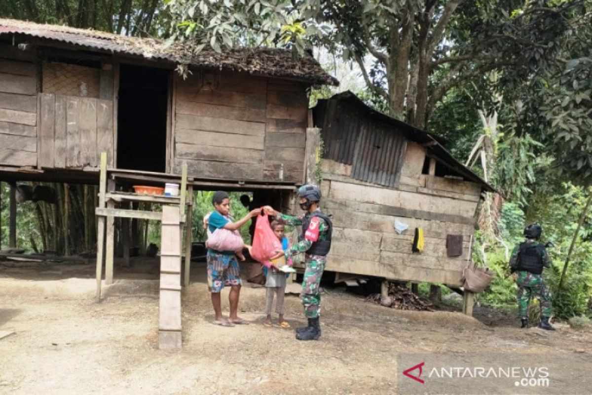 TNI bagikan sembako ke rumah warga di perbatasan RI-PNG