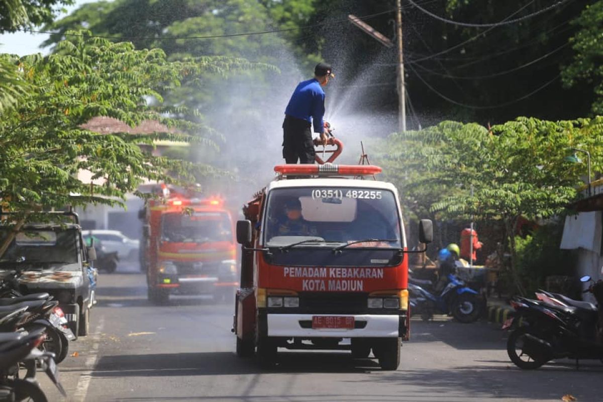 Sejumlah tempat umum di Kota Madiun disemprot disinfektan