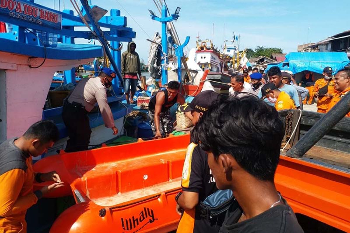 Tim SAR masih dua nelayan Aceh Timur ditabrak kapal tanker