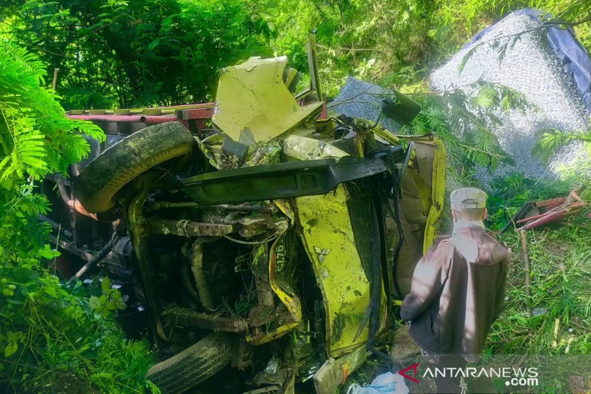 Truk terjun ke jurang sedalam 15 meter  di Cianjur satu orang tewas