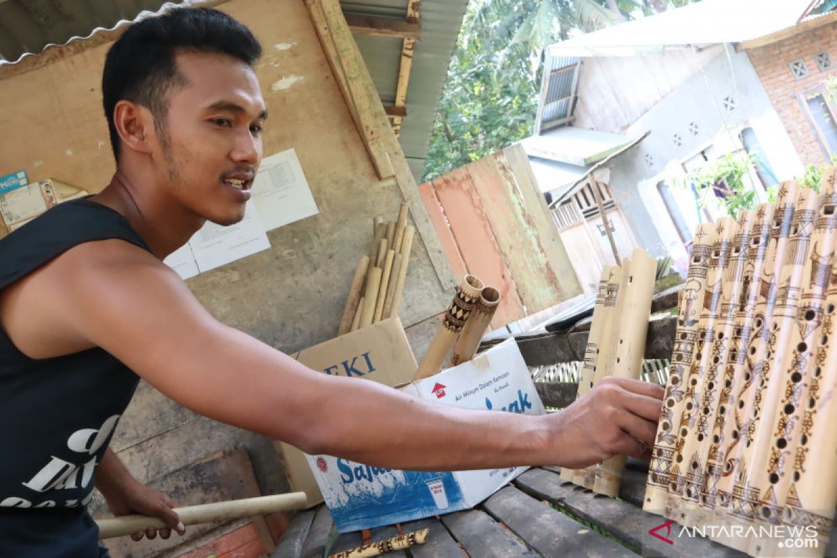 Dimasa pandemi, omzet perajin alat musik tiup Minangkabau motif tabuik Pariaman meningkat