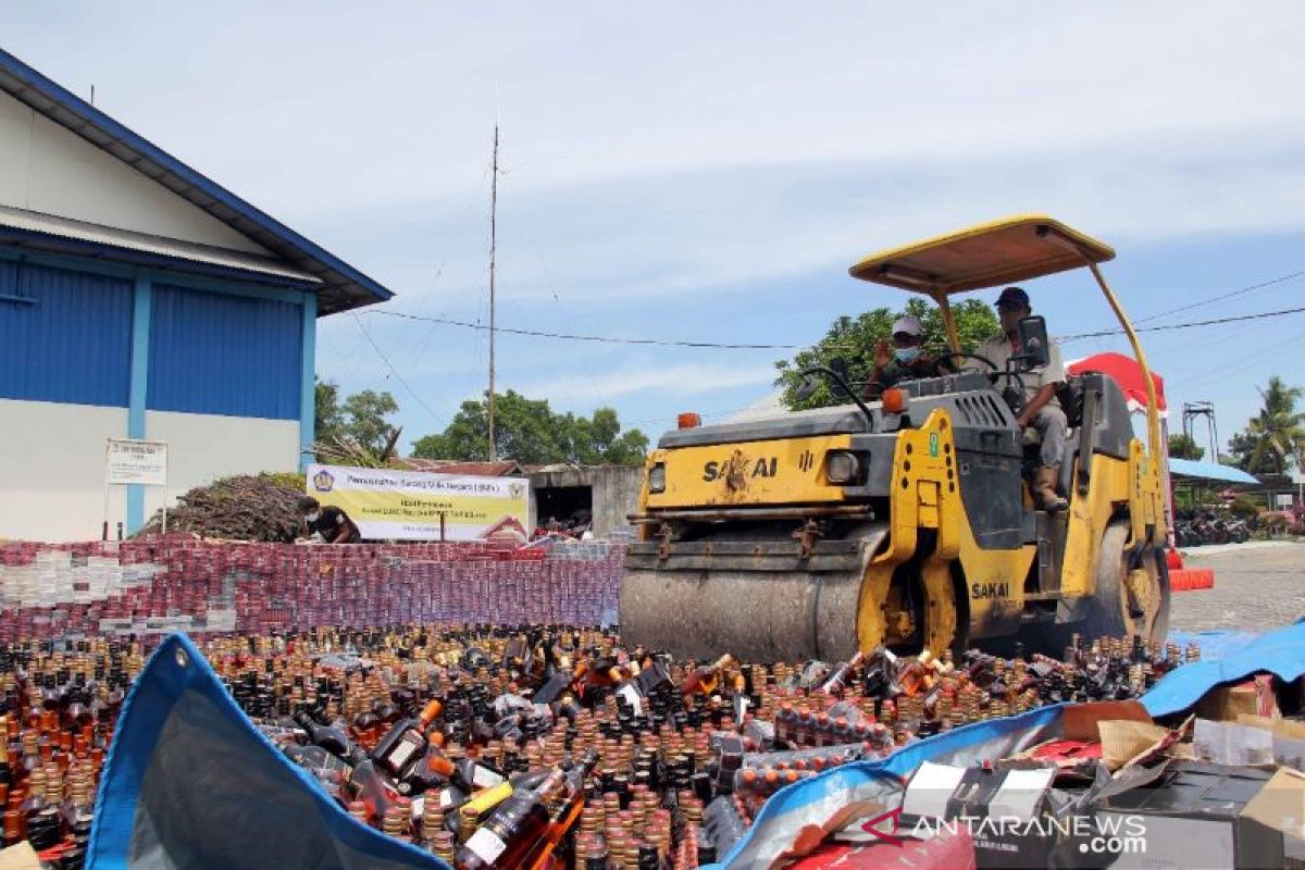 Kanwil Bea Cukai Riau memusnahkan barang ilegal senilai Rp5,4 miliar