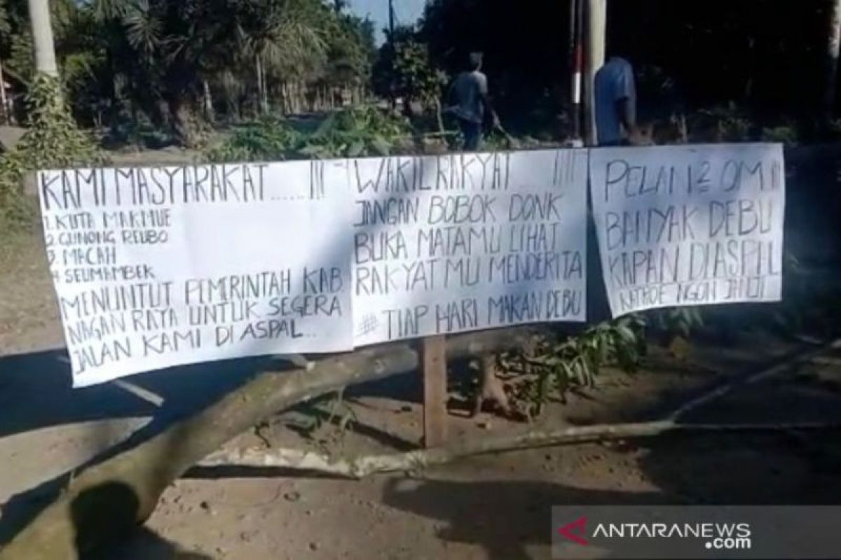 Ratusan warga Nagan Raya blokir jalan desa