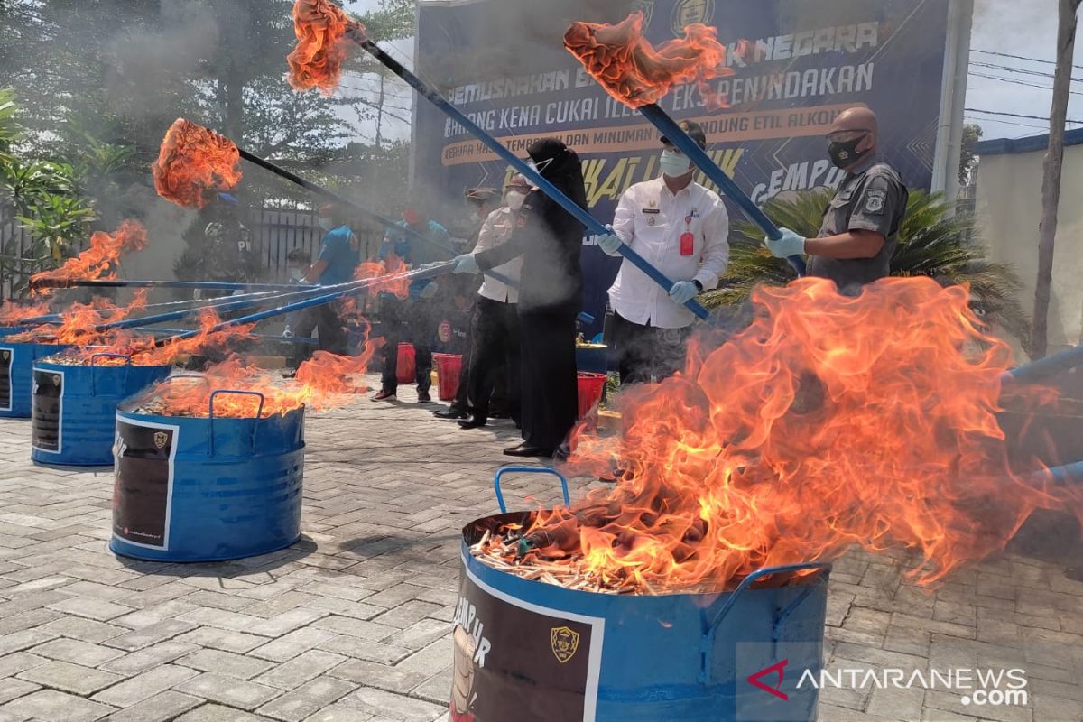 Bea Cukai Luwuk musnahkan ribuan rokok dan miras ilegal di Banggai