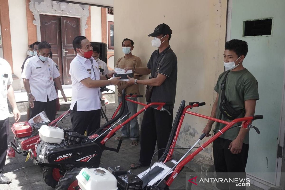 Bupati Karangasem serahkan alat dan mesin pertanian