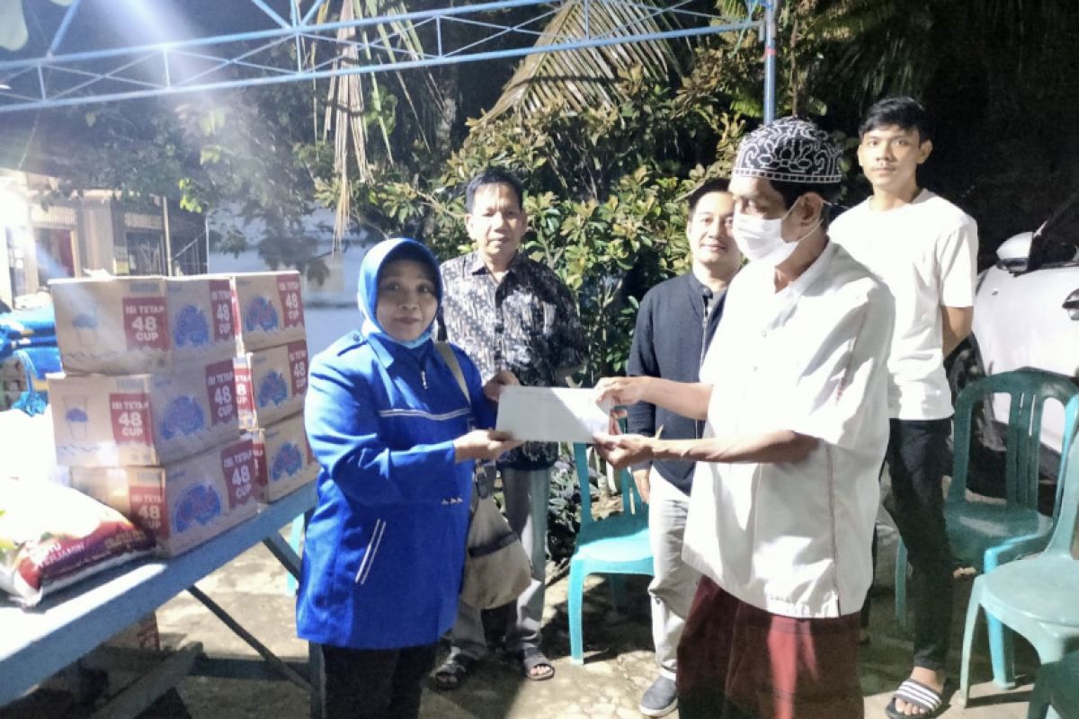 DPD PAN Balangan salurkan bantuan kepada korban kebakaran di Awayan