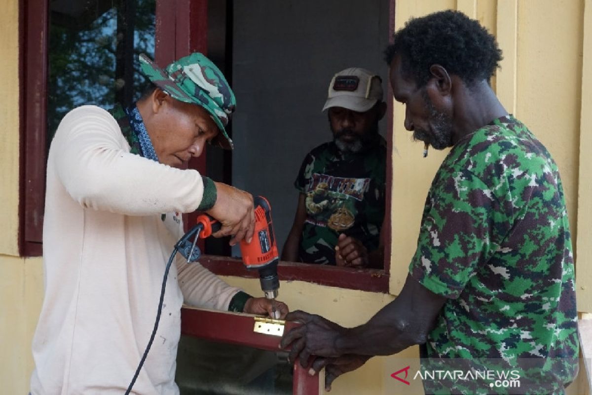 Satgas TMMD Kodim Merauke pasang pintu dan jendela rumah warga Okor Mappi